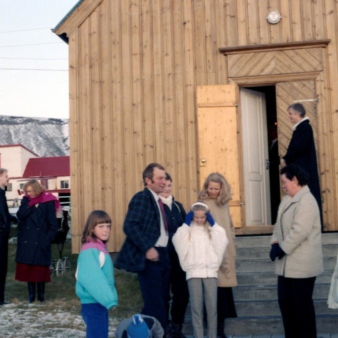 Hér er messu að ljúka í Setbergskirkju. Sóknarpresturinn séra Jón Þorsteinsson stendur á kirkjutröppunum og kveður kirkjugesti. Frá vinstri eru læknirinn í Grundarfirði, Lárus Jónsson og konan hans Lilja Björk Jónsdóttir. Síðan talið frá vinstri systurnar Signý Gunnarsdóttir og Helga Soffía Gunnarsdóttir, þar næst Njáll Gunnarsson í Suður Bár, Sunna Njálsdóttir,  Þorgerður Sólveig Jónsdóttir, frú Sigríður Anna Þórðardóttir, Helga Gunnarsdóttir í Suður Bár, okkur vantar nafn á stúlkuna í ljós gráu kápunni, síðan er Vigdís Gunnarsdóttir og líklega Elís Gunnarsson á Vatnabúðum.