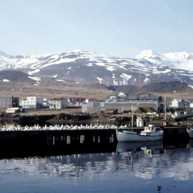 Við getum kallað þessa fallegu mynd Grundarfjörður æsku minnar þar sem hún er tekin fyrir ca. 60 árum og fangar svo vel andrúmsloftið á fallegum degi gæti verið tekin í marsmánuði?