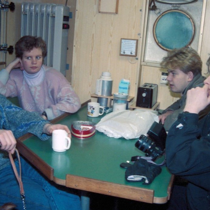 Þetta unga fólk er á spjalli niðri í borðsal á Fanney SH-124 og eins og ef vel er að gáð er Sjonni með hundinn sinn með. Talið frá vinstri Sigurjón Jónsson, Helga Magnúsdóttir, Friðfinnur Níelsson og Guðlaugur Albertsson.