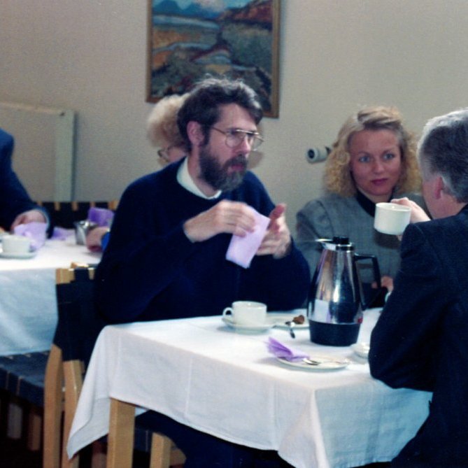 Hér sitja saman við borð í kirkjukjallaranum Hallgrímur Magnússon, Þóra Guðjónsdóttir, sr.Jón Þorsteinsson og Sigríður Anna Þórðardóttir, á næsta borði sitja þau Elis Guðjónsson og Elsa Pétursdóttir.
