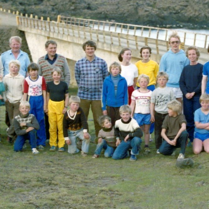 Skemmtileg mynd frá félögum í HSH við Mjósundabrúnna í Hraunsfirði þar sem þau tóku þátt í boðhlaupi sem gaman væri að fá fleiri upplýsingar um, einnig vantar okkur nokkur nöfn þeirra sem eru á myndinni en talið frá vinstri í aftari röð eru Jónína Kristjánsdóttir, Jón Elbergsson, Vilhjálmur Pétursson, Ríkharður Owen, ?, Bergþóra Sigurðardóttir, Halldór Kristinn Halldórsson, Rósa Geirmundsdóttir og ? Nokkur nöfn á krökkunum kom næst, Örn Þór Alfreðsson, Steinar Þór Alfreðsson, Elínborg Sigurðardóttir, Gunnhildur Kjartansdóttir, Þórður Pétur Pétursson, ?. Guðni Áslaugsson, Heimir Jónsson, Tryggvi Svansson, Magni Owen, Hörður Grétar Gunnarsson, Haddi Bjarna og Halldór Sigurjónsson.