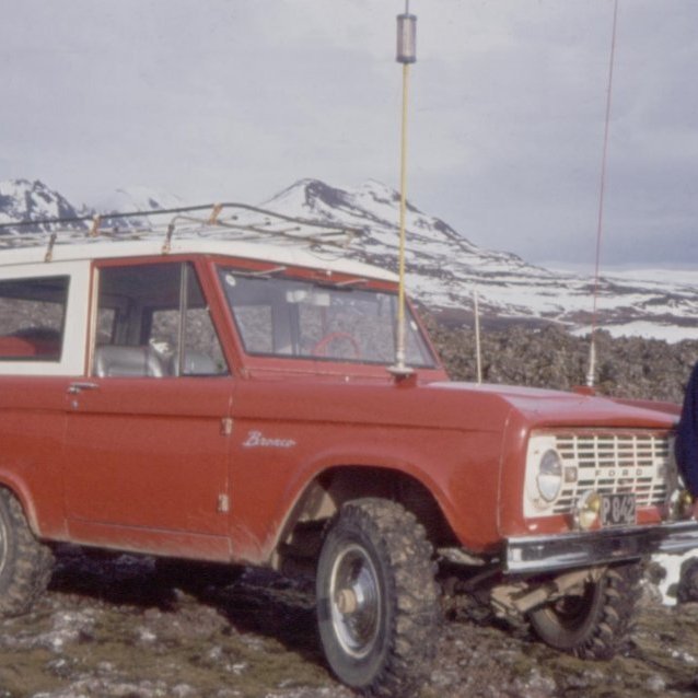 Svona minnast Grundfirðingar og aðrir Bærings við Broncóinn sinn með fullan bíl af myndavélum og græjum, P842 með langar loftnetsstangir.