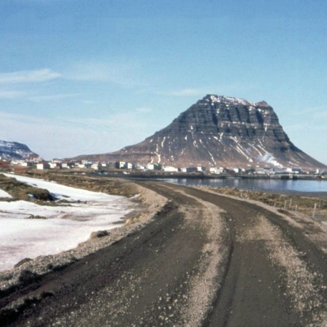 Hér er ein af sérstökum myndum Bærings þar sem hann myndar bæinn frá beygjunni rétt fyrir Grundarfjörð fyrir ofan hundakofann og flekatjörnina. Þarna tekur hann á sama stað mynd í gegn áratugina og má segja að hann sé að fanga tímann, tíminn líður áfram frá þeirri stundu sem ljósmynd er tekin og þar til hún er skoðuð og margt hefur breyst í gegn um tímanna rás en punkturinn er sá sami sem ljósmyndarinn stendur á og myndar