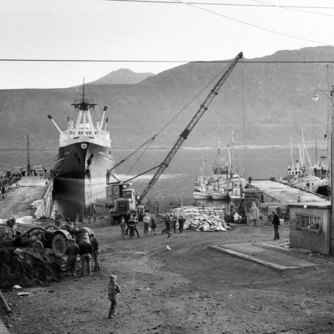 Grundarfjarðarhöfn og allt að gerast. Þessa skemmtilegu mynd tekur Bæring ofan af tröppunum hjá Emil í Grund, við Nesveg 5, og fangar myndin athafnalífið og leik barnanna mjög vel.