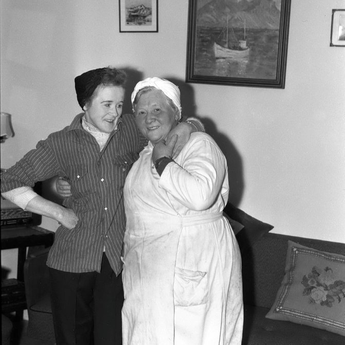 Yndisleg mynd af þeim systrum Sigurveigu Þorleifsdóttur (Veigu) og Ólöfu Þorleifsdóttur (Ólöfu á Hömrum). Þarna eru þær systur í vinnufötum, Veiga sennilega í saltfisk eða skreið og Ólöf í fiskvinnslunni, snyrting og pökkun.