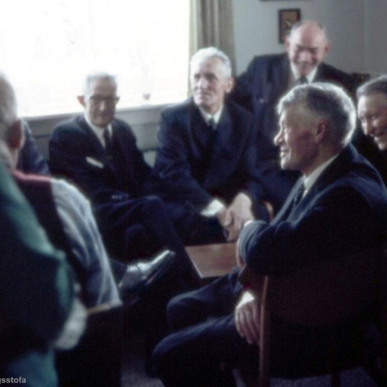 Þessi mynd er ekki skýr en einstaklega skemmtileg. Við þekkjum þarna aftast á myndinni þá Gísla Karel og Finn Sveinbjörnsson en vantar hjálp við að finna út hverjir hinir þrír eru. Senda má upplýsingar á grundarfjordur@grundarfjordur.is