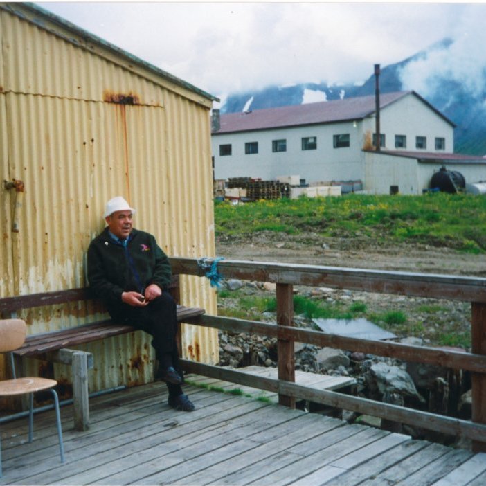 Þessi mynd er tekin í ferðalagi eldri borgara um Norðurland. Maðurinn sem situr þarna er Hjálmar Gunnarsson.