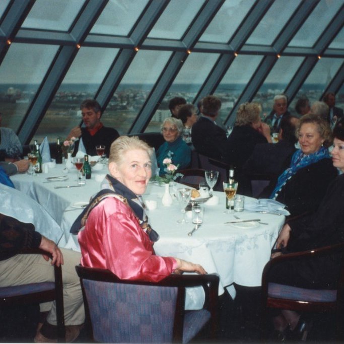 Þessi mynd er frá ferðalagi eldriborgara í Perluna í Reykjavík. Fremst á myndinni er Jónína Gestsdóttir, síðan eru þau Anton Finnsson, Pálína Gísladóttir, Halldór Finnsson, Gísli Magnússon, bílstjóri H.P, Elísabet Jóhannesdóttir, Hulda Valdimarsdóttir og Emilía Karlsdóttir. Á næsta borði eru þau Gerður Guðbjörnsdóttir, Alfreð Magnússon, Kristín Friðfinnsdóttir, Elín Valdimarsdóttir, Sigurður Lárusson, Þórður Sveinbjörnsson, Guðbjörg Kristjánsdóttir og Hjálmar Gunnarsson.