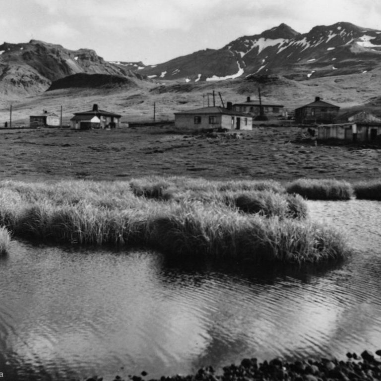 Einstaklega skemmtileg mynd tekin frá Sæbólstjörninni sem var skemmtilegt leiksvæði því þar mátti vaða og sigla bátum á sumrin og svo var tjörnin hið ágætasta skutasvell á veturna. Horft er upp í áttina að Grundargötu og Fagurhól.