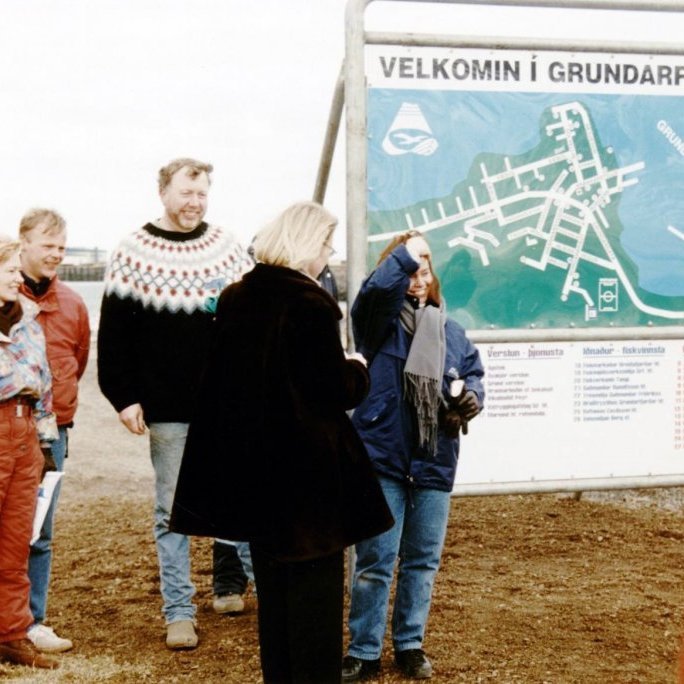 Velkomin í Grundarfjörð - skiltið sett upp rétt við smábátahöfnina. Skiltið gaf Kiwanisklúbburinn Kirkjufell í Grundarfirði. Kiwanisfélagar, talin frá vinstri eru þau Margrét Frímannsdóttir, Ólafur Marinósson, Ólafur Hjálmarsson og Guðbjörg Friðfinnsdóttir. Skiltinu veitti viðtöku Björg Ágústsdóttir bæjarstjóri.