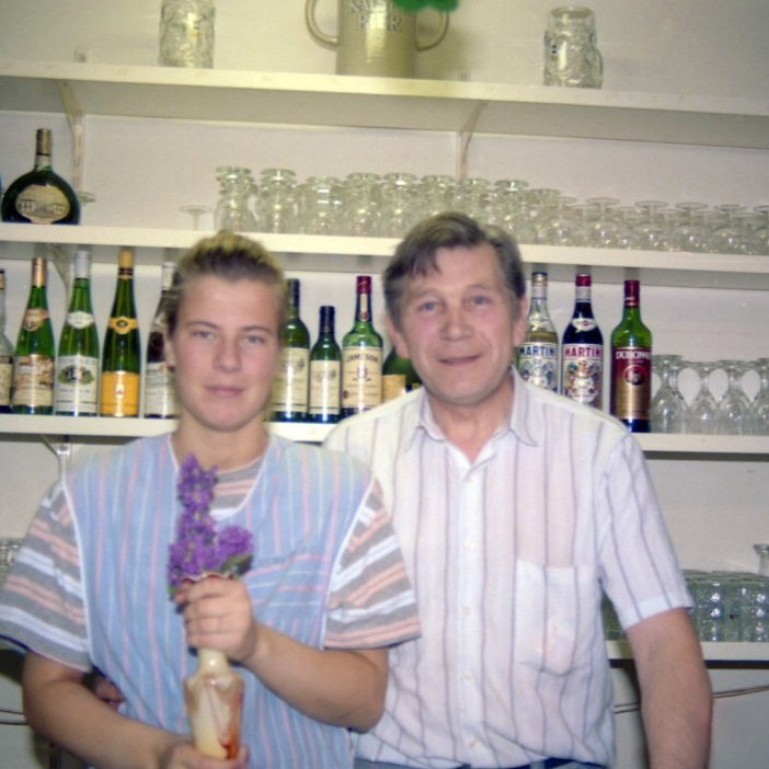 Mynd tekin í Ásakaffi og þarna er vertinn, Friðrik Áskell Clausen (Ási), og starfsmaður hans Elínborg Sigurðardóttir.