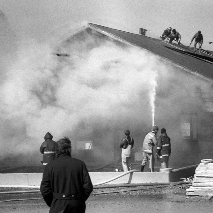 Næstu tvær myndir sýnir Slökkvilið Grundarfjarðar að störfum þegar eldsvoði varð í Trésmíðaverkstæði og versluninni Hömrum.