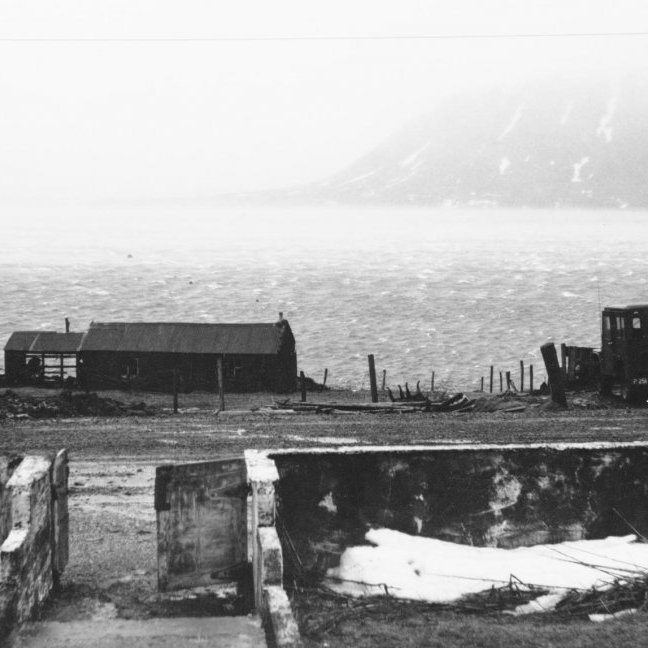 Gömul mynd úr safni Bærings tekin frá heimili hans að Grundargötu 17. Þarna sést niður að Lengju sem Björgvin Bjarnason átti og líklega er báturinn sem dreginn er þarna upp Þolinmóður hans Björgvins. Það væri gaman að fá upplýsingar um húsið lengst til hægri á myndinni en það var rifið þegar Guðmundur og Inga byggðu húsið sitt að Grundargötu 18. Þarna er sunnanátt og rýkur sjórinn. Sjá má bólin fyrir aftan Lengju en þarna er enginn bátur bundinn við þessi ból.
