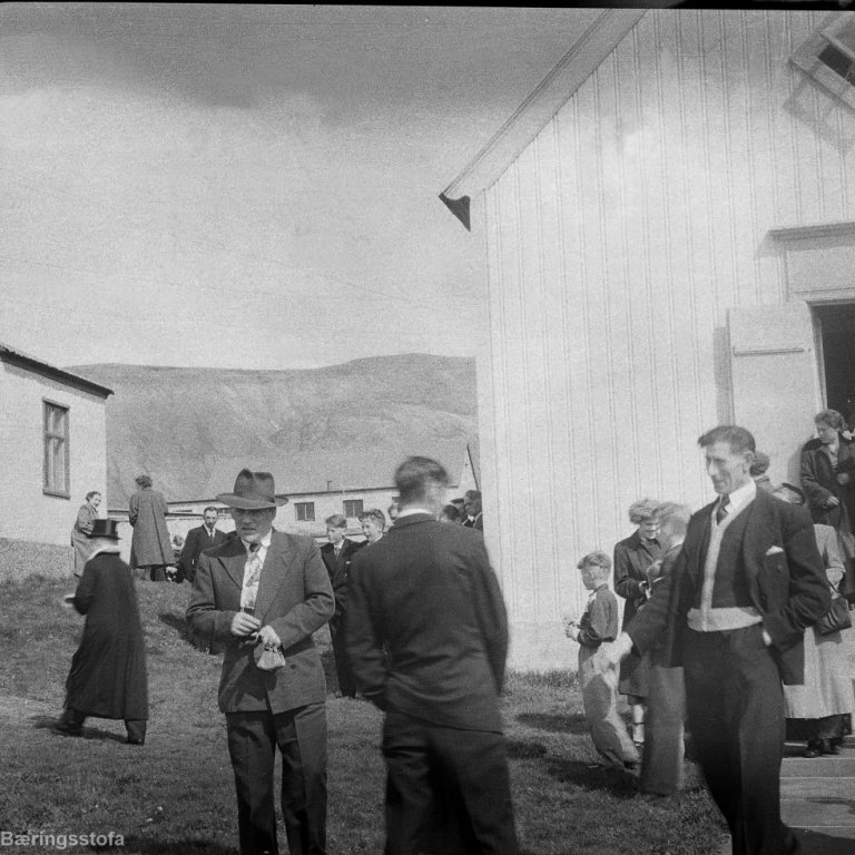 Gömul mynd frá Setbergskirkju. Þarna má sjá prestinn sr. Jósef Jónsson ganga í átt að prestsetrinu að messu lokinni, ansi reffilegan með pípuhatt. Á myndinni má þekkja Bjarna Sigurðsson frá Berserkseyri, hreppstjóra, og einnig má þekkja Sigríði Hallgrímsdóttur frá Vík (Siggu í Vík). Gaman væri að fá fleiri nöfn og annað sem gaman væri að vita um myndina.