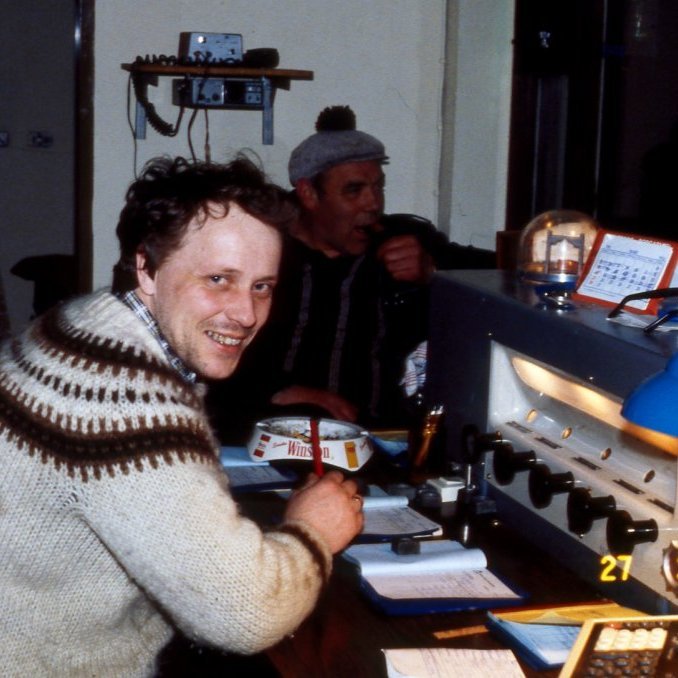 Árni Eiríksson á vigtinni árið 1980 og hjá honum situr Hjálmar Gunnarsson.