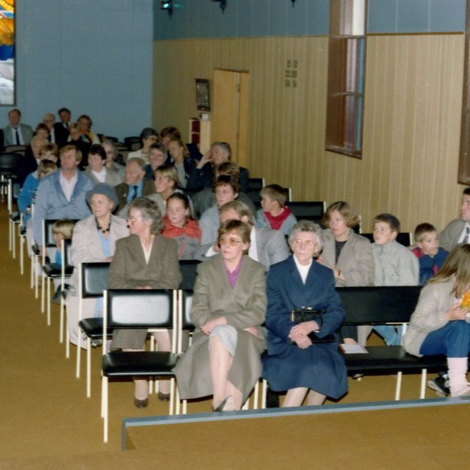 Mynd frá Grundarfjarðarkirkju og má þekkja marga ef ekki flesta á þessari mynd þar sem líklega er fólk saman komið til þess að sjá nýja orgelið sem Grundfirðingar voru búnir að festa kaup á, fallegt pípuorgel sem ennþá sómir sér vel í kirkjunni og gefur okkur fallega tóna.