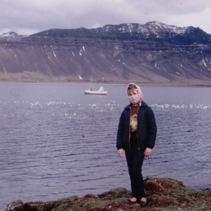Falleg mynd af fallegri stúlku tekin líklega á Kattarsnaga, fyrir neðan fiskvinnslu Soffaníasar. Unga konar er Þórdís Jeremíasardóttir og gaman væri að vita hvaða bátur er þarna í baksýn.