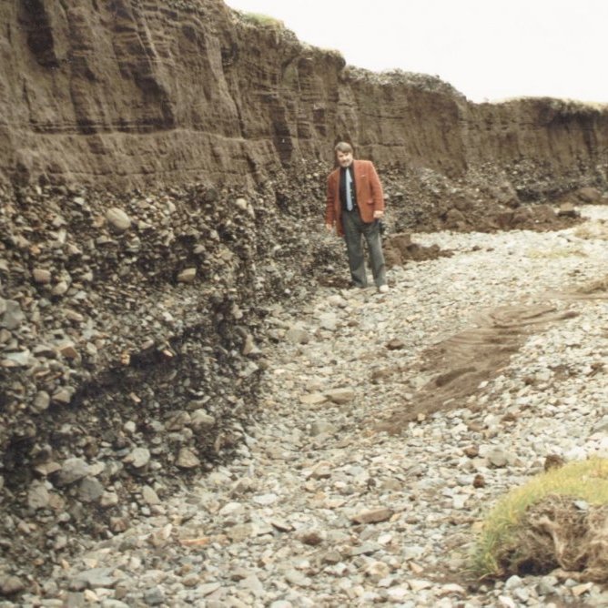 Hver man ekki eftir miklu jarðsigi sem varð inni á Grundarbotni 1992? Þar hurfu líklega um 5.000 rúmmetrar af jarðvegi, skurðurinn sem myndaðist var 400 m langur, 7 m breiður og að meðaltali 2 metra djúpur. Grundarbotn er talin vera gamall sjávarbotn hulinn þykku lagi af sjávarmöl, sagnir segja að á þessu svæði hafi áður fyrr runnið stórfljót neðanjarðar, en það er með öllu óvíst. Þarna stendur Leifur Jósteinssonbankastjóri búnaðarbankans og er skurðurinn þarna þó nokkuð hærri en 2 metrar.