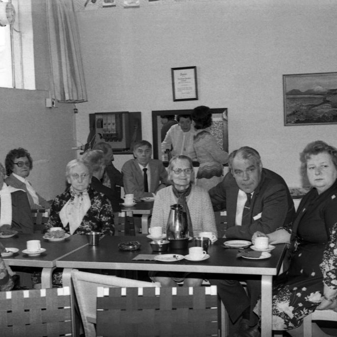 Kaffi og meðlæti í safnaðarheimilinu. Talið frá vinstri Sigríður Anna Þórðardóttir, baksvipur Hrefnu Hjartardóttur, Valgerður Skarphéðinsdóttir, Cecelía Kjartansdóttir, Halla Halldórsdóttir, Óskar Sæmundsson, Gísli Árnason, Helga Gunnarsdóttir, Þórkatla Bjarnadóttir, Hjálmar Gunnarsson og Helga Þóra Árnadóttir.