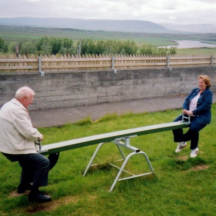 Úr ferð eldriborgara á þessari skemmtilegu mynd vega þau salt Jón Elbergsson og Elísabet Árnadóttir.