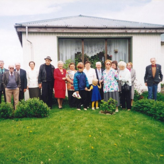 Ferð eldriborgara fram á Skallabúðir í heimsókn til þeirra hjóna Vigdísar Gunnarsdóttur og Kristjáns Torfasonar. Talið frá vinstri, Ólafur Ólafsson, Pétur Konráðsson, Pétur Sigurjónsson, Guðrún Hansdóttir, Hjálmar Gunnarsson, Elna Bárðarson, Hulda Vilmundardóttir, Valgerður Haraldsdóttir, Ragnheiður Skarphéðinsdóttir, Ingvar Agnarsson, Vigdís Gunnarsdóttir, Margrét Hallsdóttir, Stella Gestsdóttir, Petrea Pálsdóttir og Óskar Sæmundsson, litla stúlkan á myndinni er ?
