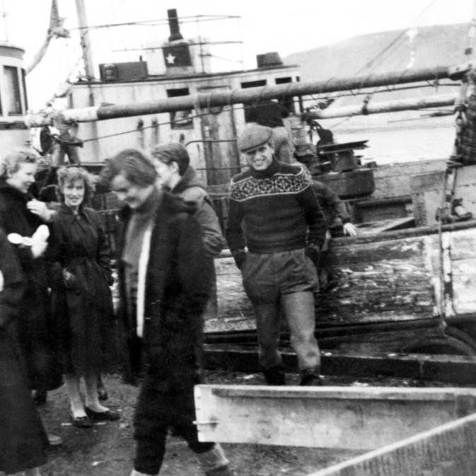Hér er skemmtileg mynd tekin af Bæring niðri á Grundarfjarðarhöfn. Þekkja má Guðveigu Þorleifsdóttur, Helga Þóra Árnadóttir, Margrét Hallsdóttir, ?, Lilja Soffía Jónasdóttir og Helgi Lárusson.  Báturinn heitir Sigurfari í eigu Hjálmars Gunnarssonar. grundarfjordur@grundarfjordur.is