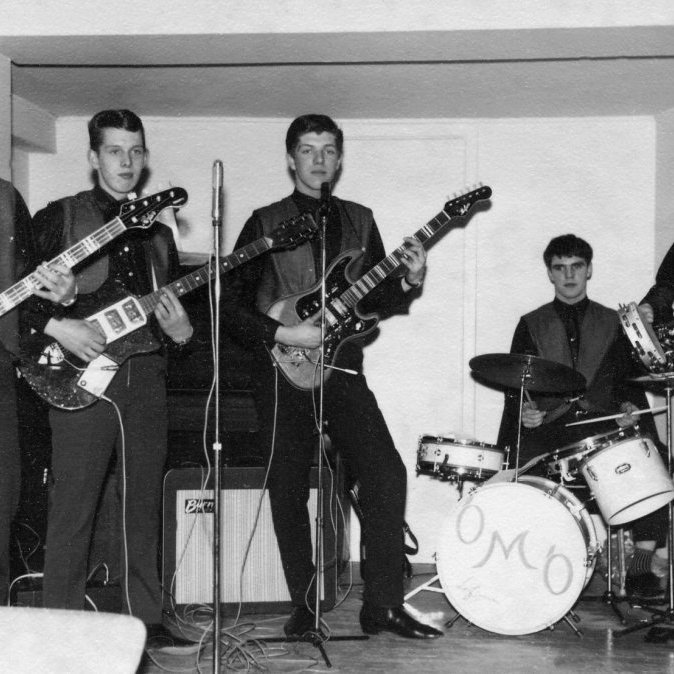 Þessir ungu og myndarlegu menn voru í hljómsveitinni ÓMÓ frá Ólafsvík sem var starfrækt í Ólafsvík 1964 og 65 en meðlimir hennar voru bræðurnir og gítarleikararnir Snorri Böðvarsson og Sturla Böðvarsson, Trausti Magnússon bassaleikari, Kristmar J. Arnkelsson saxófónleikari og Stefán Alexandersson trommuleikari. Ómó breytti nafni sínu í Þyrnar, líklega haustið 1965.