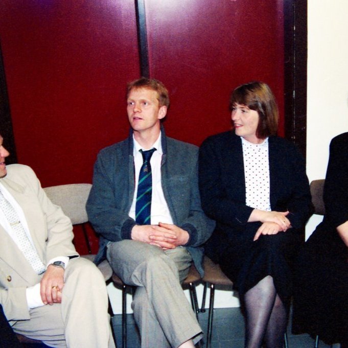 Félagar sitja saman í kirkjukjallaranum. Talið frá vinstri Pétur Guðráð Pétursson, Sveinn Sigmundsson, Anna Másdóttir og Hjördís Vilhjálmsdóttir