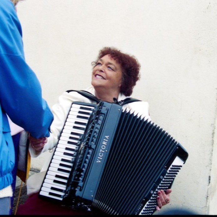 Hér koma fjórar myndir af harmonikkuleikara og konan sem er að spila á harmonikkuna er Ingibjörg Kristinsdóttir f´rá Skarði. Myndirnar tvær myndanna eru frá árinu 1991 í ferð eldriborgara á Snæfellsnesi, aðrar tvær myndir eru frá árinu 1961 og teknar á dansleik, sennilega í samkomuhúsinu í Grundarfirði eða kannski Ólafsvík, en einnig er auglýst eftir upplýsingum um hvar dansleikurinn er og hverjir eru hinir hljóðfæraleikararnir?