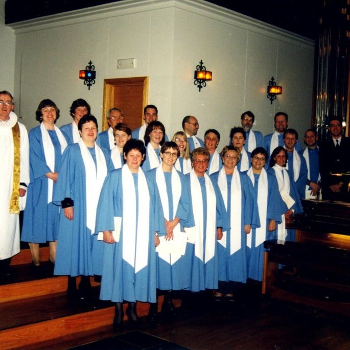 Hér eru í Grundarfjarðar kirkju sóknarpresturinn ásamt organista og kór. Talið frá vinstri séra Karl V Matthíasson, Sunna Njálsdóttir, Jóna Björk Ragnarsdóttir, Guðni Gústafsson, Elmar Gilbertsson, Rósant Egilsson, Hallgrímur Magnússon og Örn Ármann Jónsson, miðröð frá vinstri Sigríður Finsen Olga Sædís Aðalsteinsdóttir, Ólöf Hildur Jónsdóttir, Sigríður Laufey Sigurjónsdóttir, Edda Svava Kristjánsdóttir, Anna Másdóttir, Ólafur Marínósson og Jóhann Ragnarsson, Friðrik Vignir Stefánsson organisti, fremsta röð frá vinstri Salbjörg Nóadóttir, Sóley Soffaníasardóttir, Jensína Guðmundsdóttir, Ingunn Benedikta Þórisdóttir, Herdís Björnsdóttir og Kolbrún Haraldsdóttir. Mynd fengin af láni úr safni tengdu Bæringsstofu.