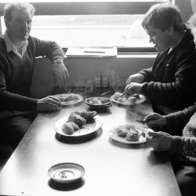 Vinnufélagar hjá RARIK Ólafsvík talið frá vinstri Trausti Magnússon,  og Kristófer Jónasson í mat hjá Ása í Ásakaffi.