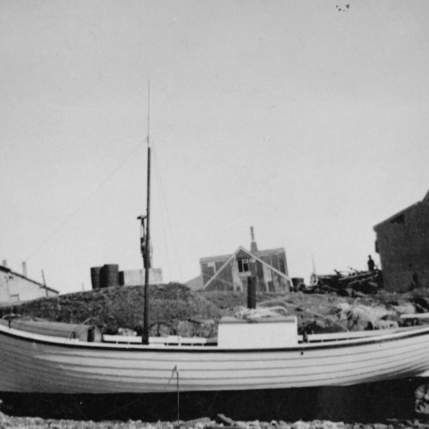 Hér er gömul mynd frá hjarta Grundarfjarðar, miðbærinn við höfnina. Þarna sjáum við á miðri myndinni trillu í vör en þarna í krikanum fyrir neðan kaupfélagið voru oft margar trillur sem áttu sinn stað eða legupláss. Húsin sem sjást eru kaupfélagið (elsti hlutinn) Nesvegi 1, Oddshús Nesvegur 3 og verslunin Grund og íbúð Emils á efri hæðinni Nesvegi 5. Spurning hvort húsið á móti kaupfélaginu sé Svartiskáli sem brann að kvöldi annars júní 1952, lengst til hægri á myndinni eru Neshúsin.