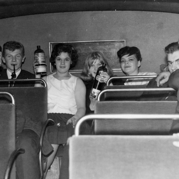 Ungt fólk á leiðinni á ball árið 1964 með sætaferðum, líklega á Breiðablik eða Röstina. Talið frá vinstri Áslaugur Jeremíasson, Vilborg Karlsdóttir, Halldóra Elbergsdóttir, Jósefína Guðmundsdóttir, Gunnar Magnússon og Birgir Vilhjálmsson.
