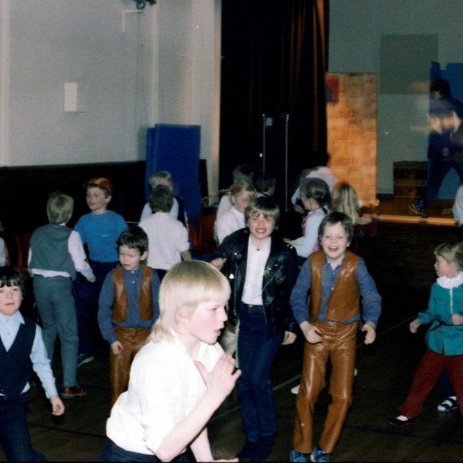 Barna skemmtun í samkomuhúsinu í kring um árið 1985. Hér má þekkja marga krakka á myndinni.