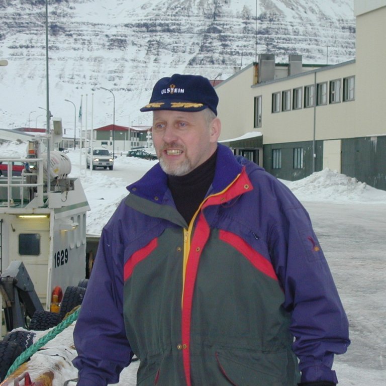 Á þessari mynd er Runólfur staddur á því svæði sem hann hefur tekið þátt í að byggja upp og leggja upp við skipum sínum.