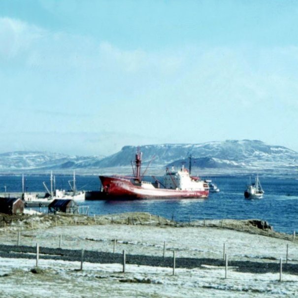 Grundarfjarðarhöfn hefur tekið gífurlegum breytingum síðan fyrsta bryggjan var byggð, þessi mynd er tekin í kring um 1970 og sýnir athafnasvæðið við bryggjuna en einnig landslagið sem er nú mikið breytt. Þarna má sjá Kattasnaga, bæði Bjöggatúnin, hjallana sem gaman var að klifra í og fara í yfir, svæðið var ákaflega skemmtilegt leiksvæði hér á árum áður, einnig sést í gaflinn á Grund fiskverkun Soffaníasar Cecilssonar.