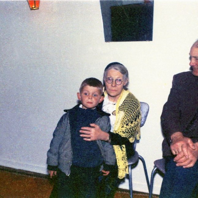 Þessa skemmtilegu mynd eru á drengurinn Sæmundur Halldórsson með móður ömmu sinni Kristínu Sveinbjörnsdóttur frá Mýrum og föður afa sínum Guðna Elíssyni frá Berserkseyri, konan sem heldur á kaffikönnunni er Elna Bárðarson.