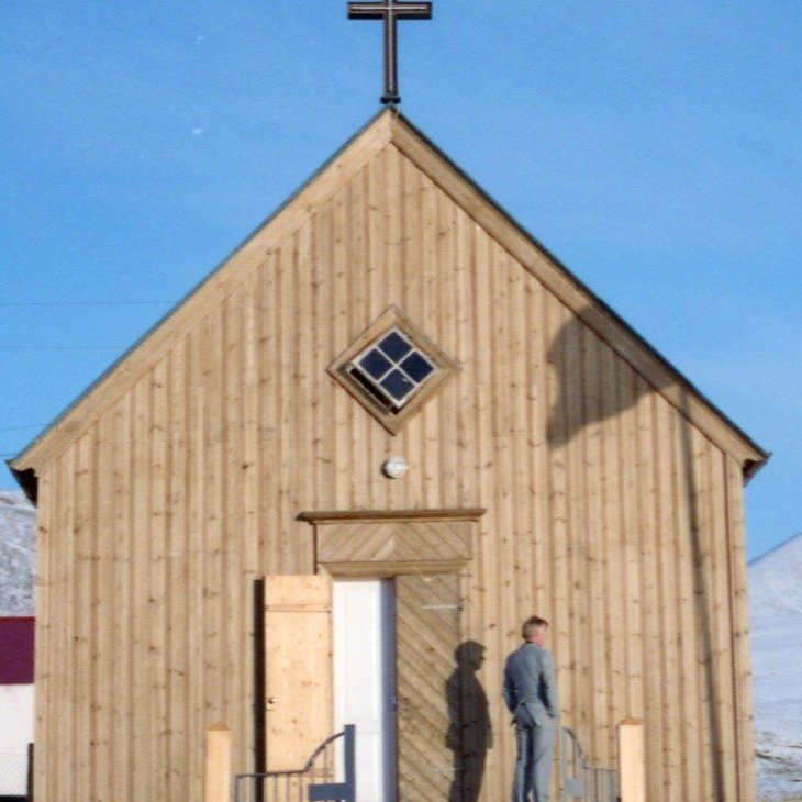 Mynd frá Setbergskirkju á tröppunum stendur maður og skuggi hans, líklega er maðurinn Grímur Haraldsson.