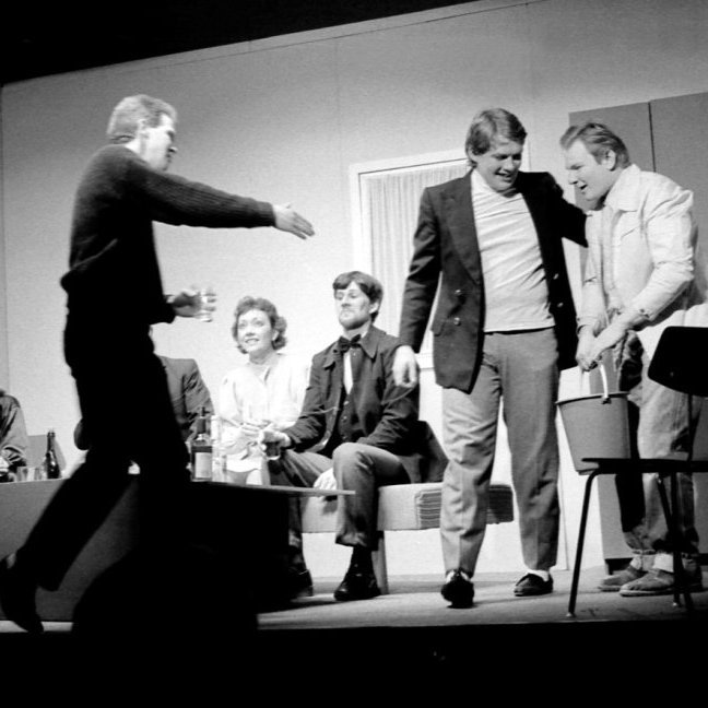 Leikklúbbur Grundarfjarðar starfaði í nokkur ár frá árinu 1982. Hér er verið að sýna í Samkomuhúsinu nýtt íslenskt leikrit Uppgjörið eftir Inga Hans Jónsson, leikstjóri var Guðjón Ingi Sigurðsson og leikararnir voru 10 talsins. Uppgjörið var sýnd árið 1985. Leikararnir eru talið frá vinstri Margrét Frímannsdóttir Hulda Jónsdóttir, Grétar Höskuldsson, Gréta Adólfsdóttir Friðþjófur Friðþjófsson, Gísli Björnsson og Gísli Magnússon.