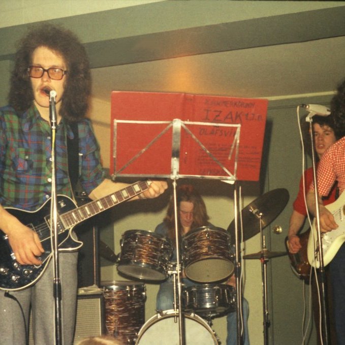 Hljómsveitin Ízak frá Ólafsvík leikur fyrir dansi í samkomuhúsinu í Grundarfirði. Talið frá vinstri eru Sigurður Höskuldsson, Sigurður Egilsson, Freyr H Guðmundsson og Ævar Guðmundsson