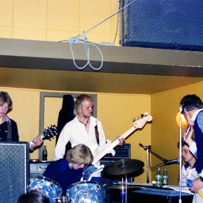 Hljómsveitin Stykk frá Stykkishólmi leikur á dansleik í samkomuhúsinu í Grundarfirði. Talið frá vinstri Elfar Gunnlaugsson, Eyjólfur Gunnlaugsson, Einar Steinarsson, Friðrik Kristinsson og gaman væri að fá nafnið á þeim sem snýr baki í myndavélina.