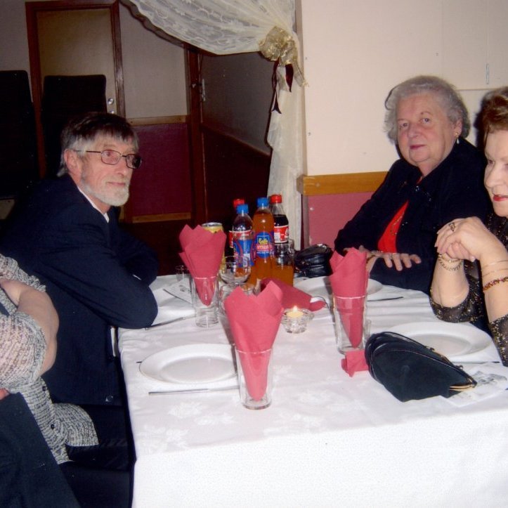 Þorrablót eldriborgara í samkomuhúsinu, talið frá vinstri eru hjónin Þórunn Kristinsdóttir og Guðmundur Pálsson á móti þeim sitja þær Helga Þóra Árnadóttir og Aðalheiður Lydía Guðmundsdóttir.