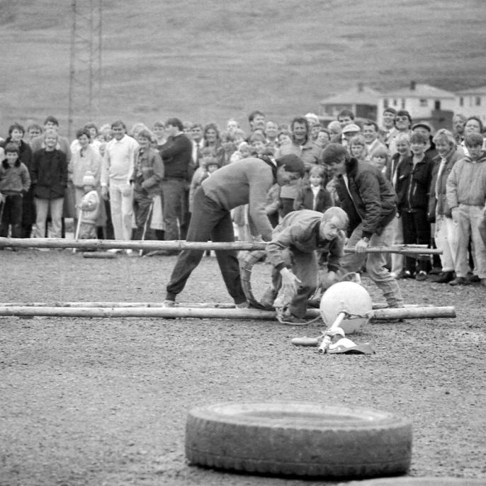 Þrautabraut á Sjómannadegi, það eru Runólfs menn sem eru þarna í þrautabrautinni. Níels Friðfinnsson er að koma mjög einbeittur úr tunnugöngunum og er við það að grípa baujuna, Magnús Gíslason styður við tunnuna en okkur vantar nafnið á hinum manninum, til vinstri er svo Ingi Þór Guðmundsson. Nokkur nöfn sem má þekkja og gaman væri að fá fleiri, Jenný Gíslason, Guðmundur Smári Guðmundsson, Jóna Björk Ragnarsdóttir, Gunnar Magnússon, Sigmundur Magnús Elíasson, Þorvarður Lárusson, Pétur Högnason, Sína Magnúsdóttir, Helga Fríða Tómasdóttir, Sigurður Þorkelsson, Gunnar Jóhannesson, Oddur Magnússon, Hafsteinn Garðarsson, Sigurjón Halldórsson, Þorvarður Már Sigurðsson, Ólafur Pétursson, Aðalheiður Birgisdóttir og Bárður Rafnsson.