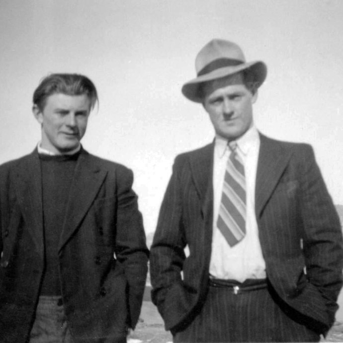 Þessir ungu og myndarlegu sjómenn voru farsælir skipstjórnarmenn til nokkurra áratuga, þetta eru þeir Hinrik Elbergsson og mágur hans Björn Ásgeirsson.