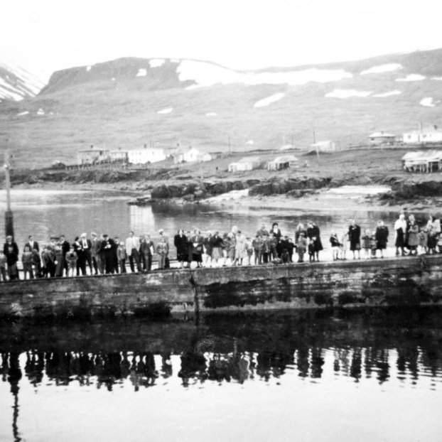 Þarna er Grundarfjarðarhöfn ekki stór en þarna fæddist þorpið Grafarnes sem nú er Grundarfjarðarbær með einni af bestu höfnum landsins. Myndin sýnir Sjómannadag eitthvað eftir árið 1950 og líklega eru allir bæjarbúar þarna samankomnir til þess að fylgjast með skemmtiatriðum eins og t.d. stakkasundi.