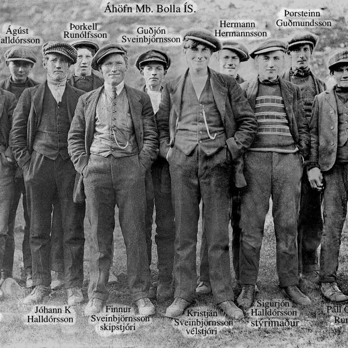 Hér kemur mynd frá árinu 1916 og er í safni Bærings en eins og tíminn gefur að skilja þá tók Bæring ekki þessa mynd enda ófæddur þarna, Bæring Fæddist árið 1923 og hefði því orðið 100 ára 24 mars síðastliðin. Þessi mynd er því orðin 107 ára gömul og sýnir unga sjómenn flesta frá Eyrarsveit sem eru þarna á mótorbátnum Bolla frá Ísafirði en algengt var að sjómenn réðu sig á fyrst skútur og svo mótorbáta sem gerðir voru út annarstaðar. Þótt liðin séu 107 ár frá því þessi mynd var tekin þá þekkjum við enn í dag nokkur nafnana sem hafa verið gefin afkomendum í gegn um áratugina og eins má sjá ættarsvipi enn í dag. Á myndinni fylgja nöfn sjómannanna og gaman að tengja þá við afkomendur og ættingja nútímans.  Hér kemur tilvitnun í Pétur Konráðsson sem fór nokkrar vertíðar í burtu bæði á skútur og báta til að afla heimilinu tekna. ,,Með tilkomu vélbátanna byrjuðu hefðbundnar vertíðar, haustvertíð, vetrar- og vorvertíðar. og litlu síðar snurvoð á sumrum en áður fóru menn eitthvað á skak á skútur að sumrinu.’’