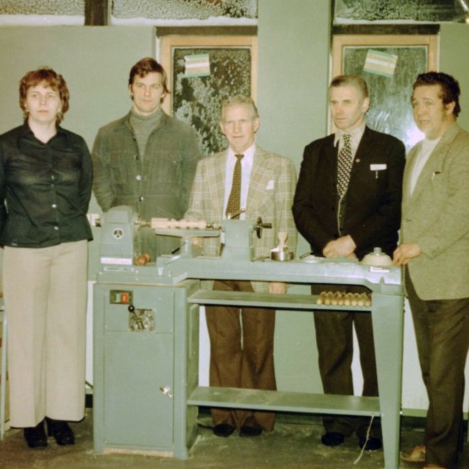 Á þessari mynd eru Lions menn að færa Grunnskólanum í Grundarfirði að gjöf veglegt tæki í smíðastofuna sem skólastjórinn og handmenntakennarinn taka á móti. Talið frá vinstri Inga Sveinsdóttir, Árni Emilsson, Soffanías Cecilsson, Þorkell Gunnarsson og Örn Forberg