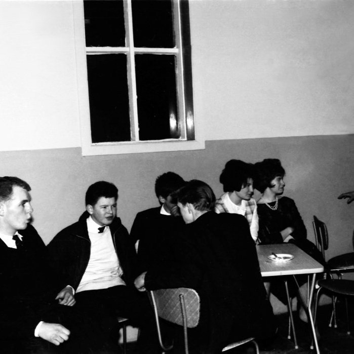 Skemmtileg mynd tekin í samkomuhúsinu Grundarfirði. Fallegu og glæsilegu konurnar á myndinni eru frá vinstri mágkonurnar Arnheiður Fanney Snorradóttir og Selma Friðfinnsdóttir, sú sem er lengst til hægri á myndinni er líklega Svava Axelsdóttir. Ungu mennirnir á myndinni okkur vantar staðfestingu á nöfnum þeirra.