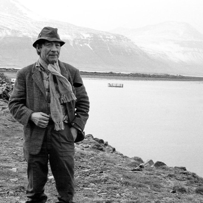 Hér er Jón Sveinsson sem hóf fiskeldi í Lárós sem stóð í þrjá áratugi.  Framkvæmdir við stöðina hófust 1965. Vatnsuppistaðan í tengslum við stöðina er 160 ha og þar er meðaldýpið 2½-3 m. Fyrir árið 1965 áður en framkvæmdir hófust við fiskræktina var vaðallin opin á smá kafla niður að sjó þannig að þar gætti sjávarfalla og var hægt að ganga á fjöru yfir þar sem nú er stöðuvatnið Lárós.