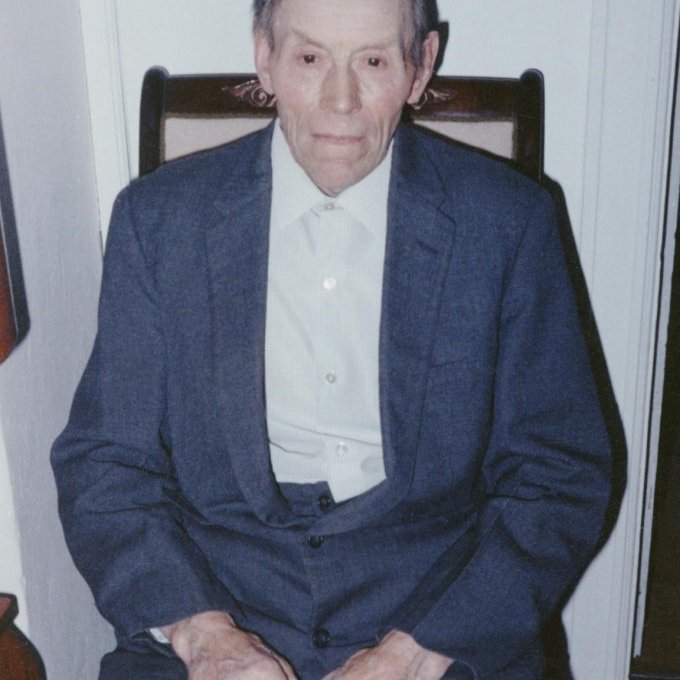 Heiðursmaðurinn Magnús Gíslason bóndi á Kirkjufelli, margir grundfirðingar rekja ættir sínar til Magnúsar og Valgerðar frá Kirkjufelli, afkomendur þeirra búa víða hér innanlands og einnig erlendis, t.d. býr alnafni afa síns Magnús Gíslason og eiginkona hans Jenný Gíslason í Ástralíu og býr fjölskyldan þar.